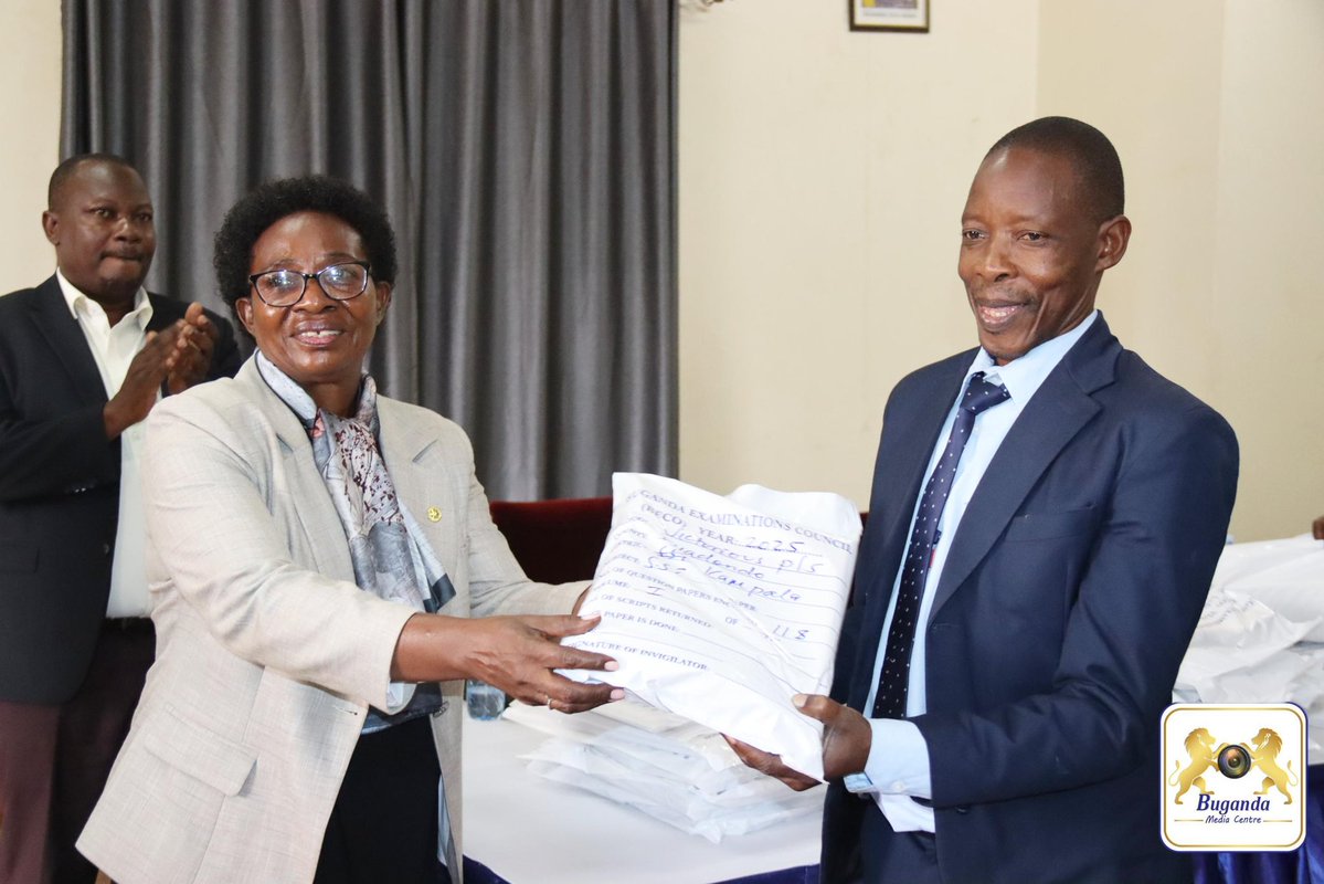 BugandaKingdom_'s tweet image. Obwakabaka bufulumizza ebigezo byokugezesa abayizi mu kibiina ky'Omusanvu, eky'Okuna n'ekyomukaaga
Ebigezo bino bitegekebwa ekitongole ky'obwakabaka eky'ebigezo ki Buganda Examinations Council, wansi wa Minisitule yeby'enjigiriza mu bwakabaka.
Nga akwasa abakulu b'amasomero…