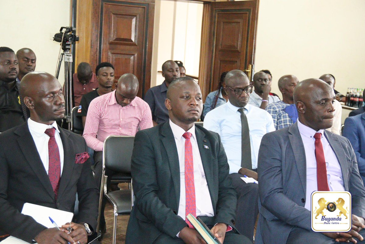 BugandaKingdom_'s tweet image. Obwakabaka bufulumizza ebigezo byokugezesa abayizi mu kibiina ky'Omusanvu, eky'Okuna n'ekyomukaaga
Ebigezo bino bitegekebwa ekitongole ky'obwakabaka eky'ebigezo ki Buganda Examinations Council, wansi wa Minisitule yeby'enjigiriza mu bwakabaka.
Nga akwasa abakulu b'amasomero…