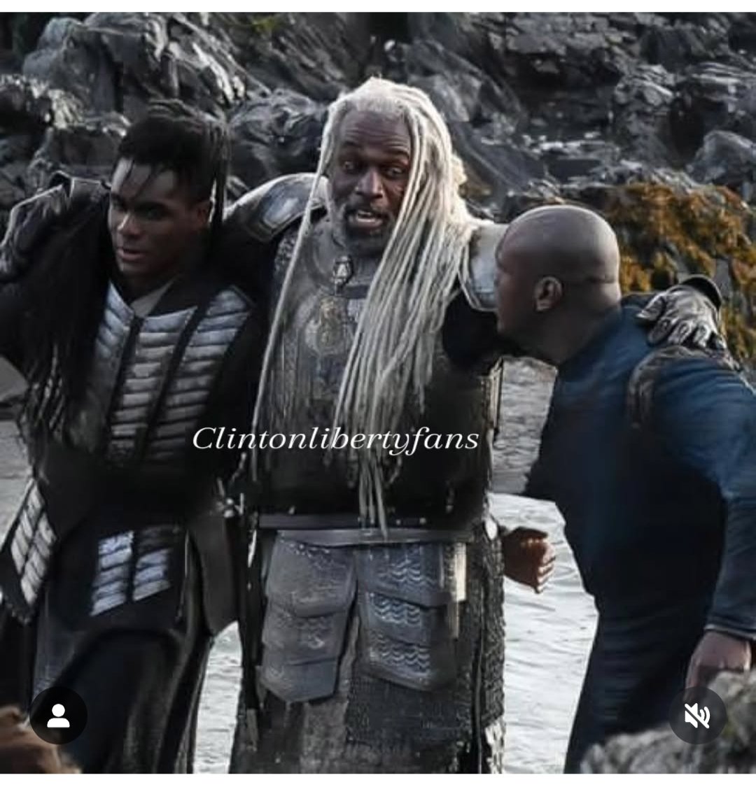 Targ_Loyalist's tweet image. Addam & Alyn helping their father Lord Corlys out of the water.
Corlys: "you see, I'm not declining your offers of help"
Alyn: "what?"
Corlys: "never mind"