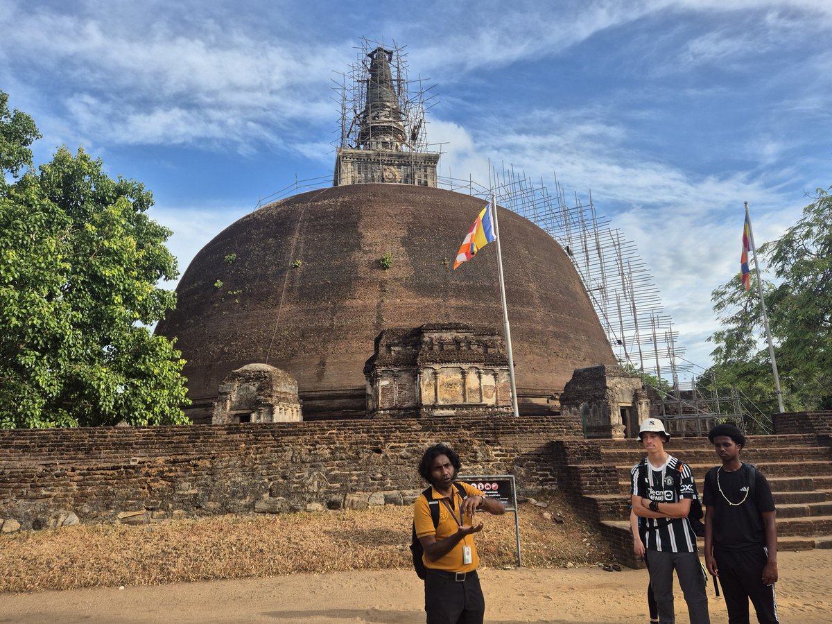 BlaiseOutdoor's tweet image. An afternoon exploring the ancient religious city of Polonnaruwa by bicycle, a sacred religious site. On the journey back to the accommodation the students gave us their best group karaoke. Tomorrow another early start as we hike through the Knuckles mountains.