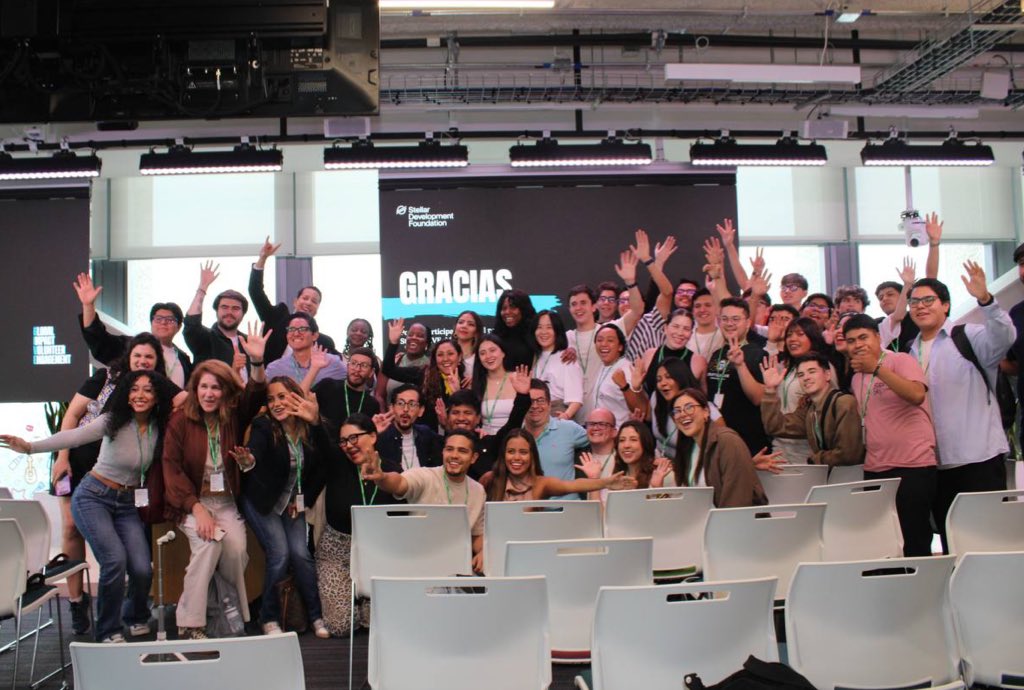 aleregex's tweet image. la neta… esta era la foto que quería subir en #LinkedIn 📸
Pasamos por @googlemexico y @Meta🇲🇽 Gracias @StellarOrg y @TheBAFNetwork por las increíbles charlas, buen networking y mucha buena vibra web3
hasta nos colamos al cumple #8 de @binance 🎉
#casabuilder @Stellar_LATAM