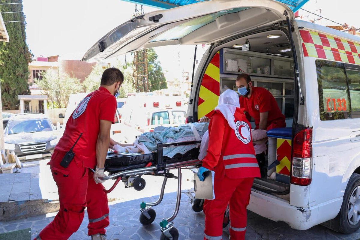 SYRedCrescent's tweet image. 🚨 For five days, @SYRedCrescent volunteers in #Sweida have been diligently responding to the humanitarian crisis.
They are on the ground, providing essential first aid to the injured and transporting those requiring further medical attention to hospitals.
