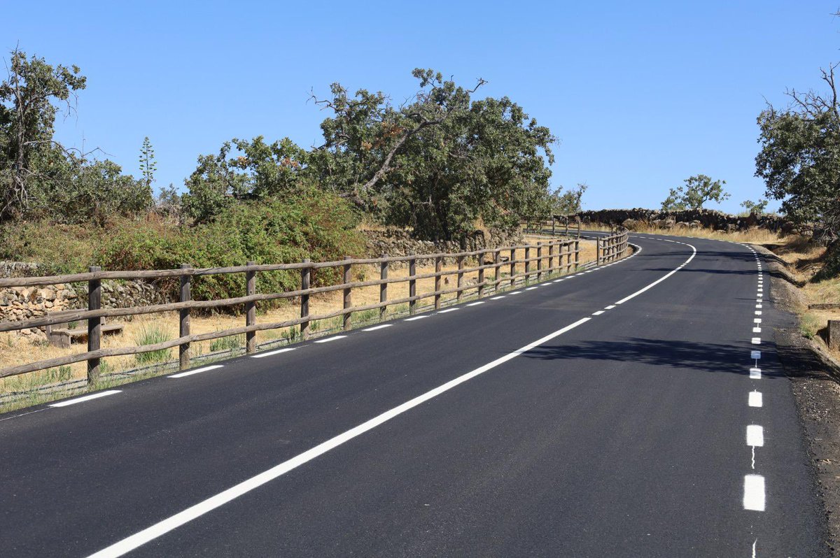 mefiexsa's tweet photo. 🚜Un paso más por nuestros pueblos

Inauguración del camino de Aceituna a Santa Cruz de Paniagua (Cáceres), una mejora que facilita la comunicación, impulsa la actividad agrícola y mejora la calidad de vida en la zona.

Enhorabuena a todos los que han hecho posible este proyecto. https://t.co/OpkfjMnunE