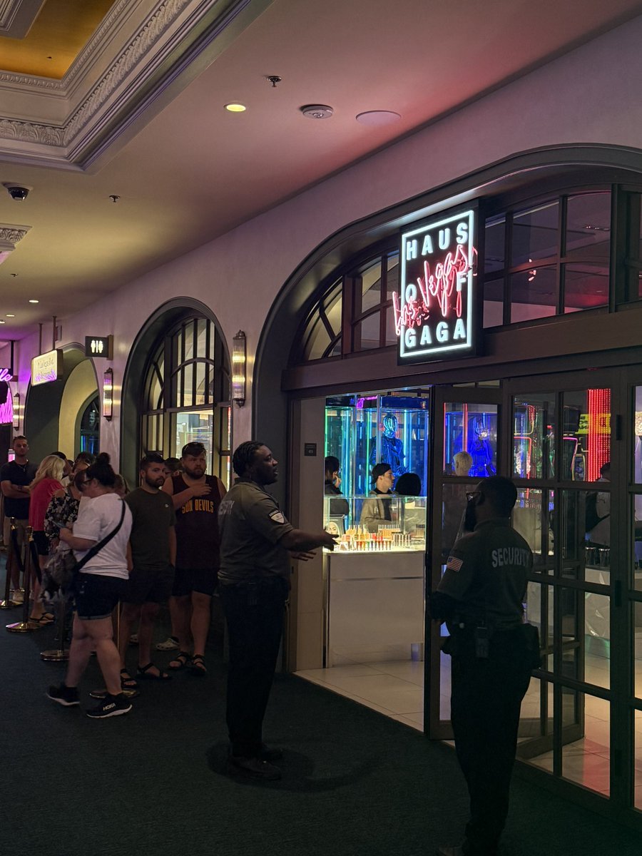 GagasKING's tweet image. Haus Of Gaga queue to get merch for the Mayhem Ball second date
I’ll be live on Instagram or TikTok @/anthonyvillafan