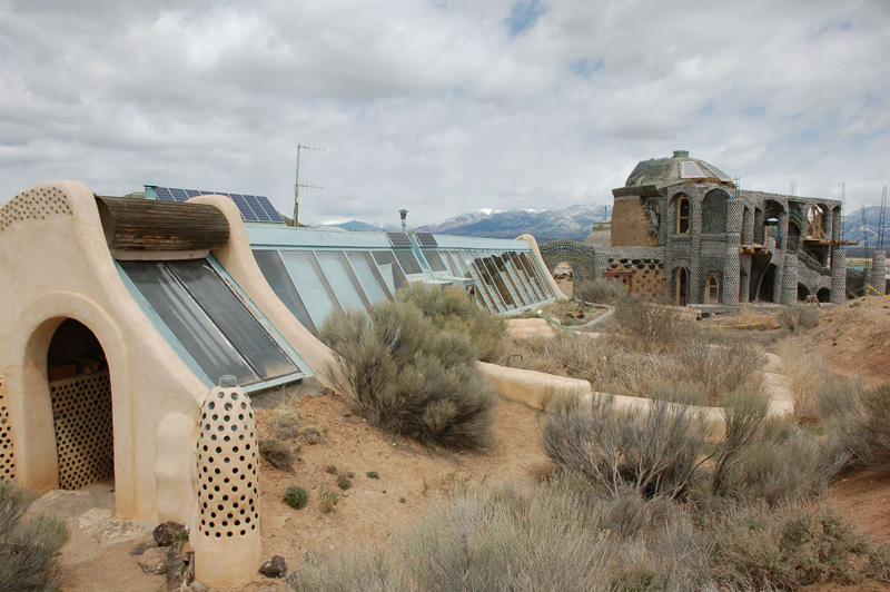 Explore 11 places tagged by SAH users as "experimental" in our latest #SAHARAhighlights post: sah.org/about-sah/news…

Pictured: Michael Reynolds, House in the Greater World Earthship Community, near Taos, New Mexico, US, 1971-2012. Photograph by Leah Theis, 2012.