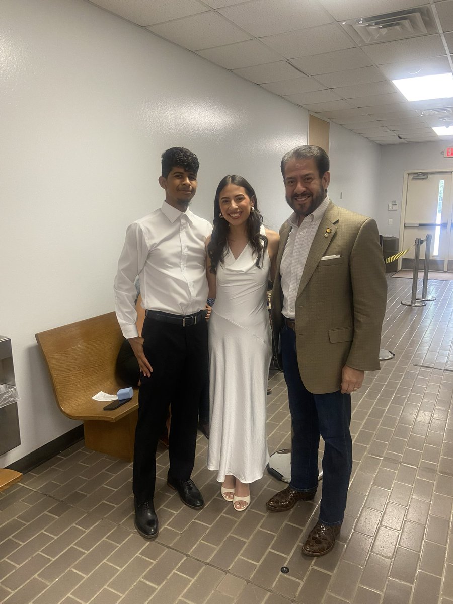 AdrianGarciaHTX's tweet image. Having meetings at #JimFontenoAnnex with #ChannelView #CloverLeaf #NorthShore neighbors, leaders and stakeholders and met some soon to be #Newlyweds! I wished them all the best and many happy memories! My beautiful bride and I celebrated our anniversary in March! 👰🏼♂️🤵🏼♂️❤️💐⛪️