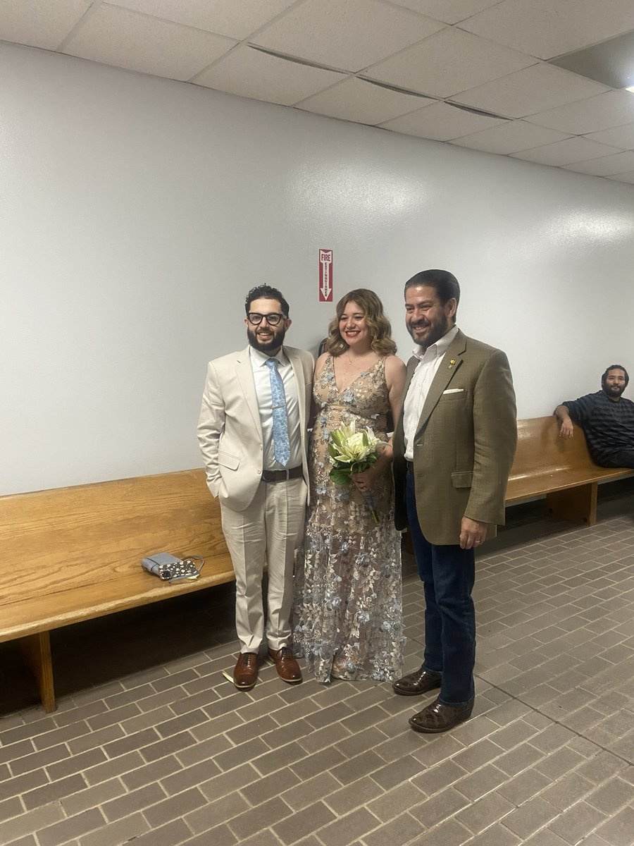 AdrianGarciaHTX's tweet image. Having meetings at #JimFontenoAnnex with #ChannelView #CloverLeaf #NorthShore neighbors, leaders and stakeholders and met some soon to be #Newlyweds! I wished them all the best and many happy memories! My beautiful bride and I celebrated our anniversary in March! 👰🏼♂️🤵🏼♂️❤️💐⛪️