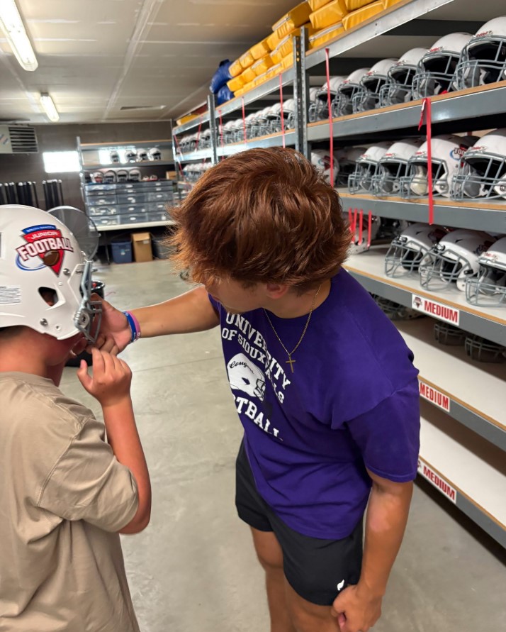 USF Football (@usfcougarsfb) on Twitter photo Thank you <a href="/southdakotajrfb/">SD Junior Football</a> for letting <a href="/USFCougarsFB/">USF Football</a> help hand out equipment!
#WinnersWin Thank you <a href="/southdakotajrfb/">SD Junior Football</a> for letting <a href="/USFCougarsFB/">USF Football</a> help hand out equipment!
#WinnersWin
