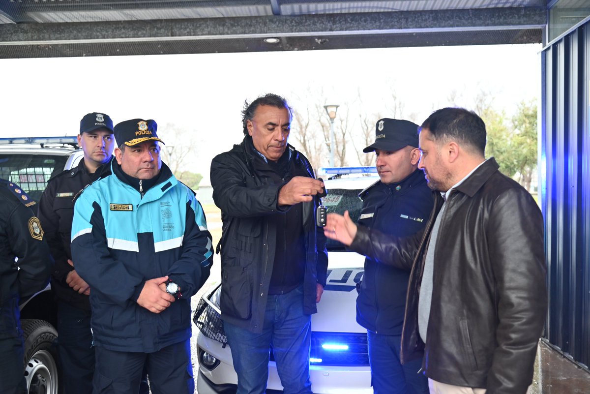 Javier Alonso (@javialonsook) on Twitter photo En Colón, junto al intendente <a href="/Waldemardecolon/">Waldemar Giordano 🇦🇷</a>, entregamos nuevos móviles policiales que refuerzan el patrullaje preventivo en el distrito.
Además, mantuvimos una reunión de trabajo con autoridades municipales para avanzar en la implementación del sistema Multiagencia.
Más En Colón, junto al intendente <a href="/Waldemardecolon/">Waldemar Giordano 🇦🇷</a>, entregamos nuevos móviles policiales que refuerzan el patrullaje preventivo en el distrito.
Además, mantuvimos una reunión de trabajo con autoridades municipales para avanzar en la implementación del sistema Multiagencia.
Más