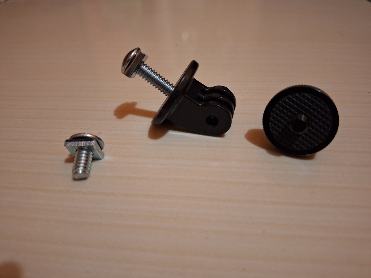 Mau pasang actioncam atau kamera di perangkat semacam helm atau perangkat lain? Namun kesulitan menemukan sekrupnya karena ulirnya memang berbeda dengan sekrup yang kebanyakan ada di pasaran??
Oke akan mimin beri tipsnya. Kalian coba saja ke Toko Bangunan. Cari Sekrupnya dengan