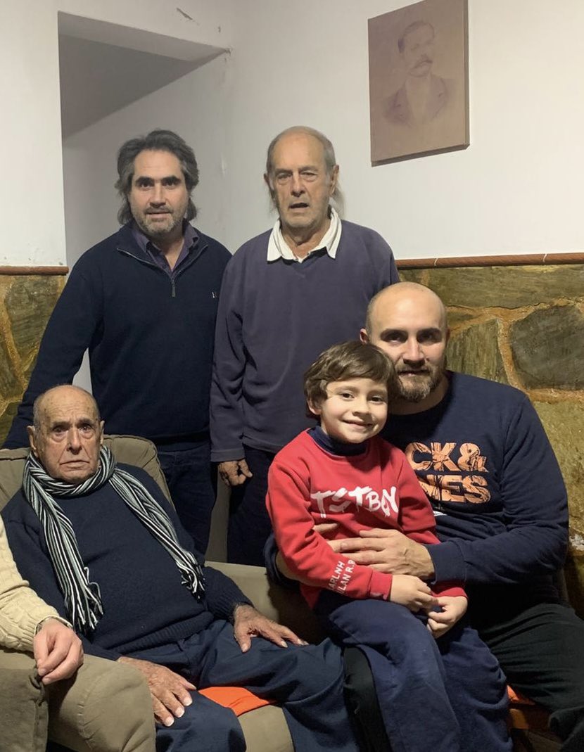 JLopezRubio's tweet photo. En Río Branco, departamento de Cerro Largo, este Patriarca —socio de @Nacional— está festejando sus 104 años.

¡Felicidades para Don José Larrosa, y sus cuatro generaciones de Bolsos! https://t.co/aWSSKRR40A