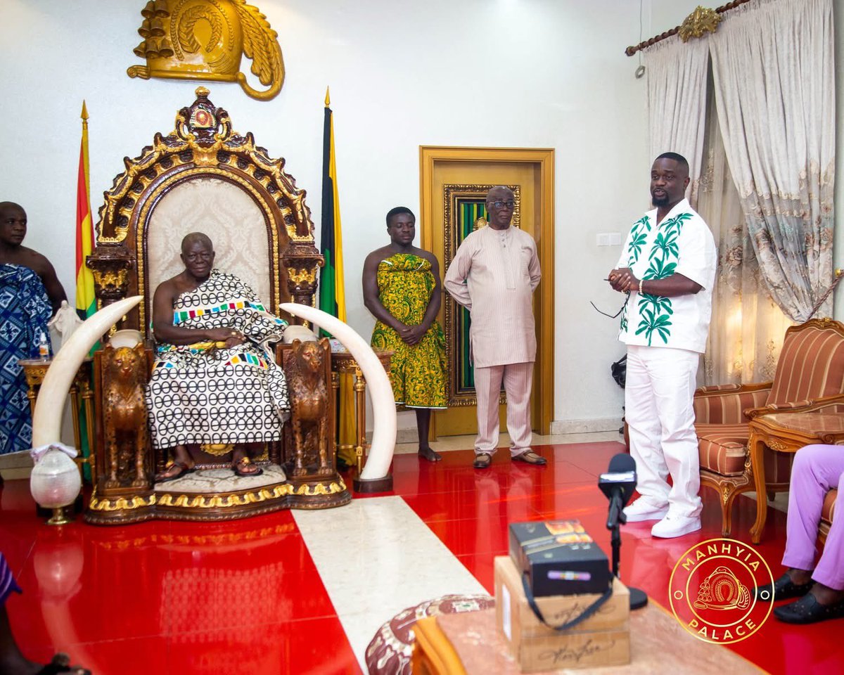 ManhyiaPalace's tweet image. Rapper Michael Owusu Addo popularly known as Sarkodie has received the blessings of Otumfuo Osei Tutu II, Asantehene, to host this year’s Rapperholic Concert in Kumasi.
He paid a visit to the Manhyia Palace on July 18, 2025, alongside his management team.
cc/📷: Opemsuo Radio