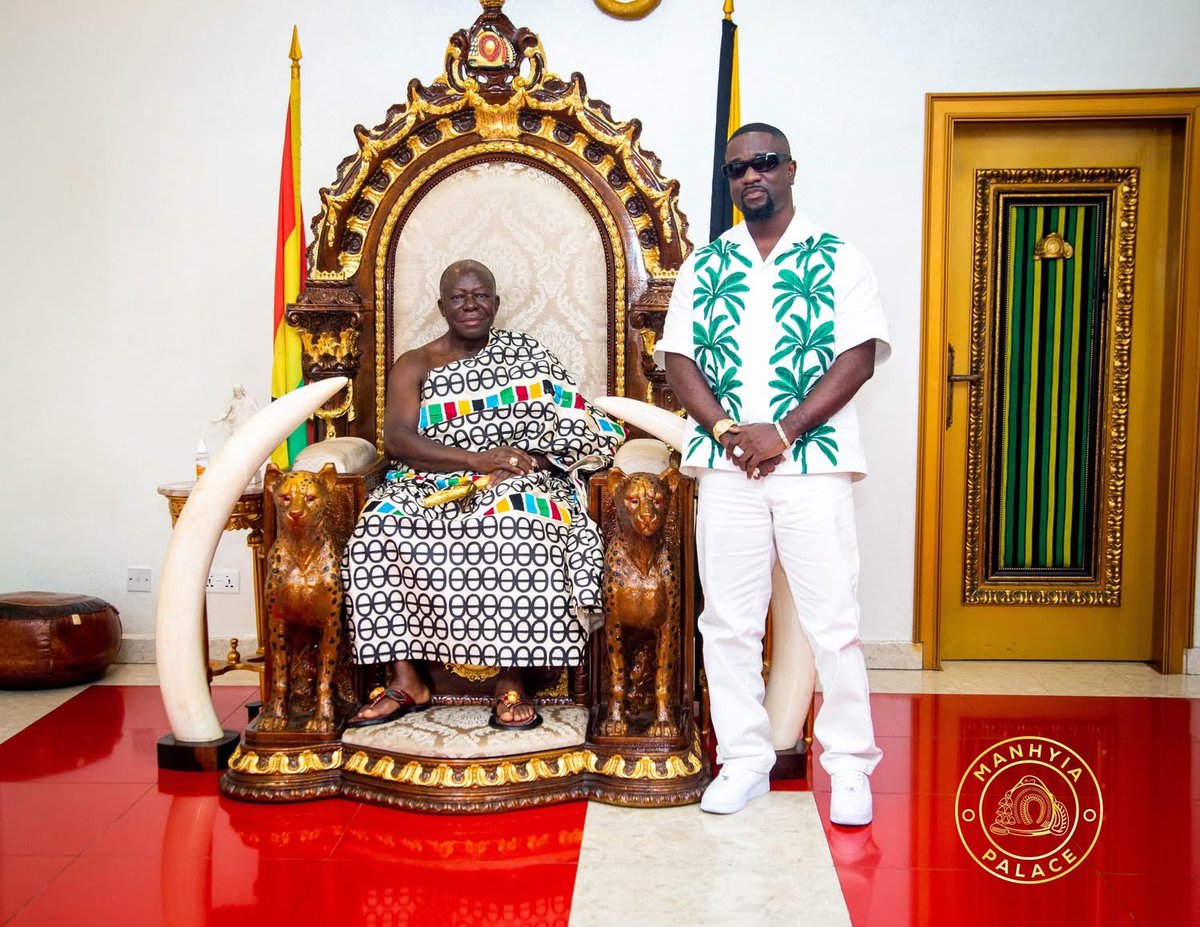 ManhyiaPalace's tweet image. Rapper Michael Owusu Addo popularly known as Sarkodie has received the blessings of Otumfuo Osei Tutu II, Asantehene, to host this year’s Rapperholic Concert in Kumasi.
He paid a visit to the Manhyia Palace on July 18, 2025, alongside his management team.
cc/📷: Opemsuo Radio