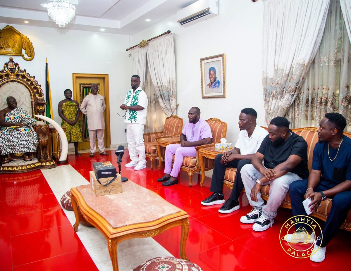 ManhyiaPalace's tweet image. Rapper Michael Owusu Addo popularly known as Sarkodie has received the blessings of Otumfuo Osei Tutu II, Asantehene, to host this year’s Rapperholic Concert in Kumasi.
He paid a visit to the Manhyia Palace on July 18, 2025, alongside his management team.
cc/📷: Opemsuo Radio