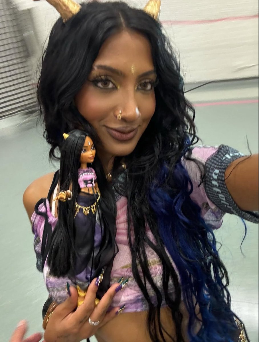 ImaKpopMultiFan's tweet image. LARA RAJ WITH A MONSTER HIGH DOLL YESS!!! MY CHILDHOOD AND MY FAV TOGETHER!!! YESS!!! 🥹💌