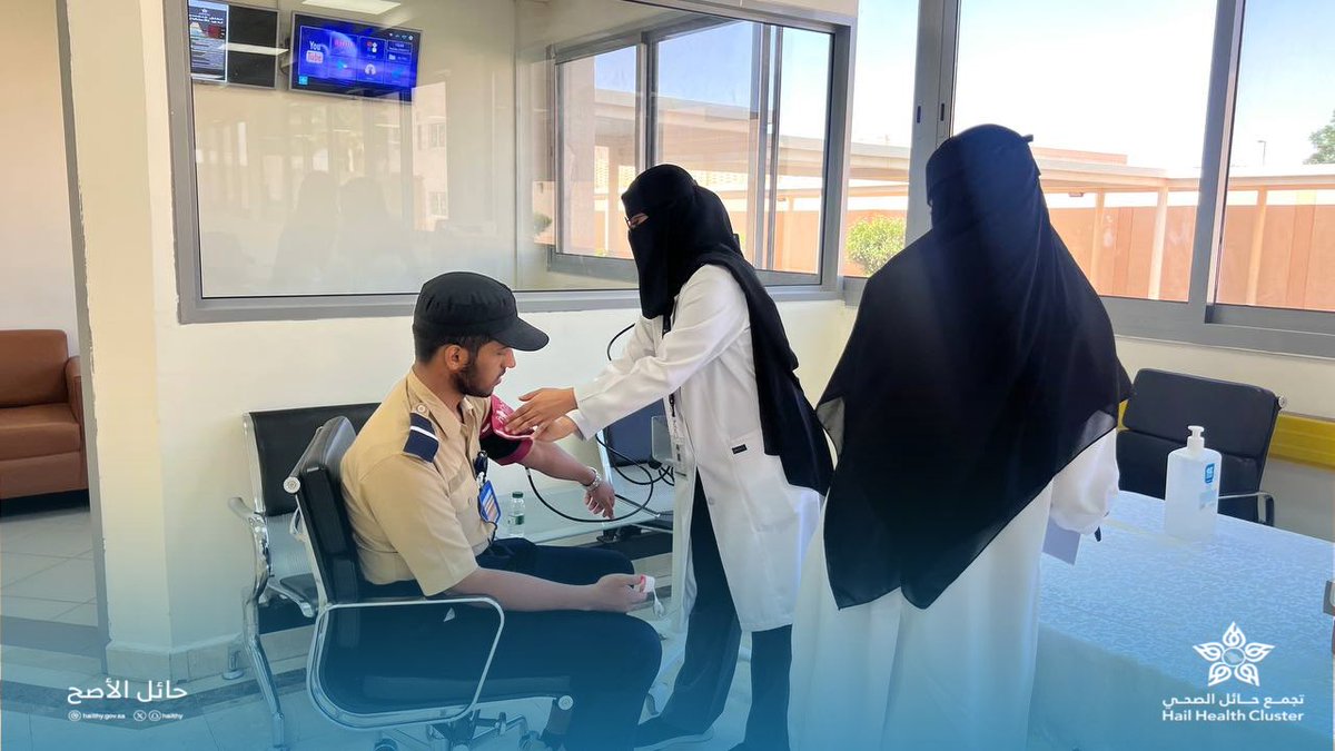 eradah_m_complx's tweet photo. #صور| 📸

فعل مجمع إرادة والصحة النفسية عضو #تجمع_حائل_الصحي، حملة توعوية تزامنا مع حملة #صيف_بصحة 
بالعيادات الخارجية استهدفت الزوار والمراجعين والموظفين بهدف التوعية بأنماط الحياة التي تعزز من صحة الفرد خلال فصل الصيف .

#حائل_الأصح https://t.co/rOfwvoemj4