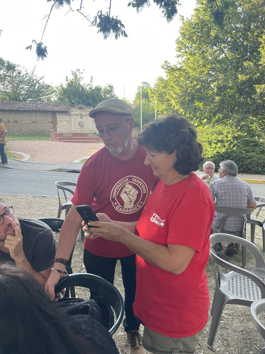 ChristopheBex's tweet image. Avec plusieurs camarades après une journée à distribuer la gazette du député dans les boîtes aux lettres, on se retrouve ce soir au festival de rue de #Miremont ☀️
Nous vous souhaitons un bel été à toutes et tous !