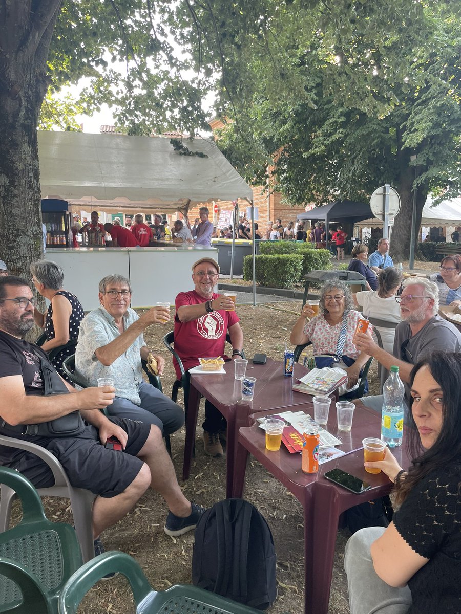 ChristopheBex's tweet image. Avec plusieurs camarades après une journée à distribuer la gazette du député dans les boîtes aux lettres, on se retrouve ce soir au festival de rue de #Miremont ☀️
Nous vous souhaitons un bel été à toutes et tous !