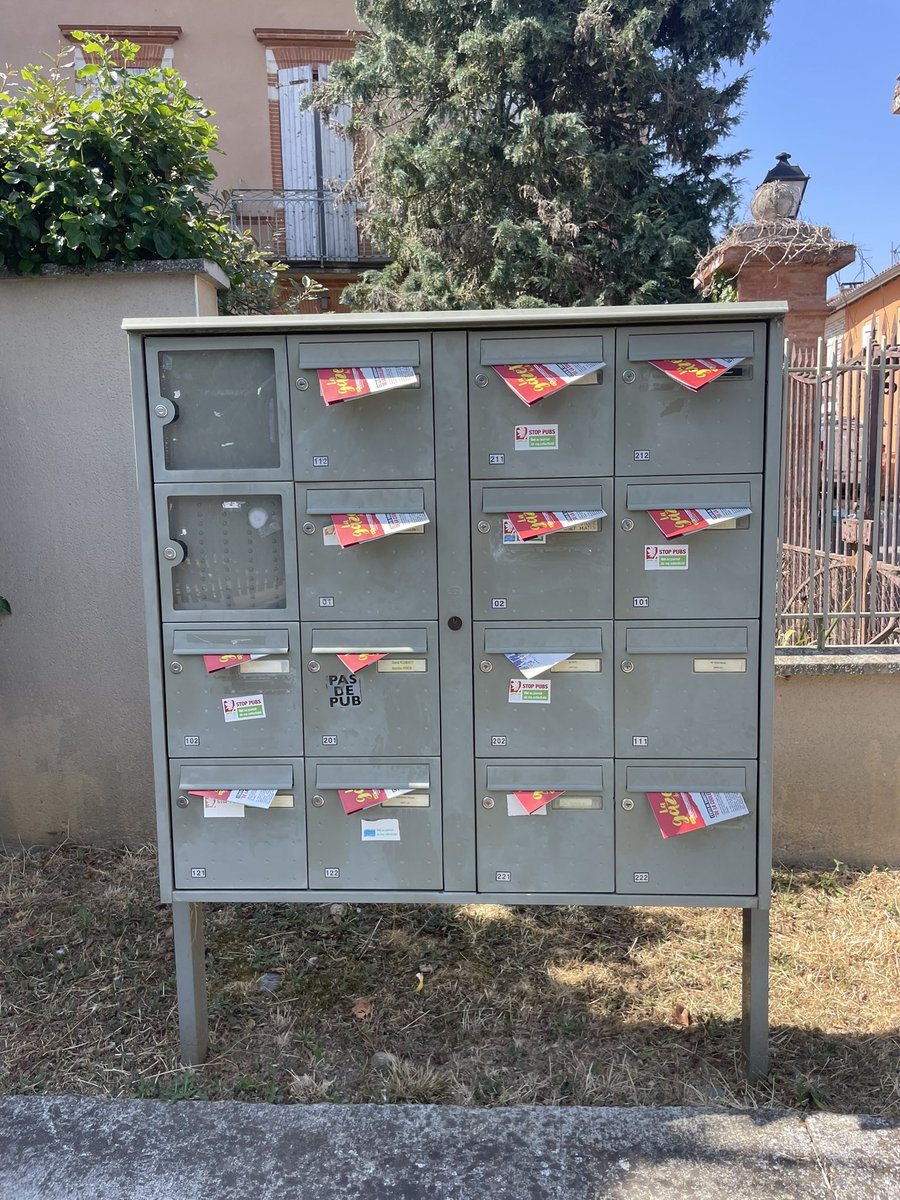ChristopheBex's tweet image. Avec plusieurs camarades après une journée à distribuer la gazette du député dans les boîtes aux lettres, on se retrouve ce soir au festival de rue de #Miremont ☀️
Nous vous souhaitons un bel été à toutes et tous !