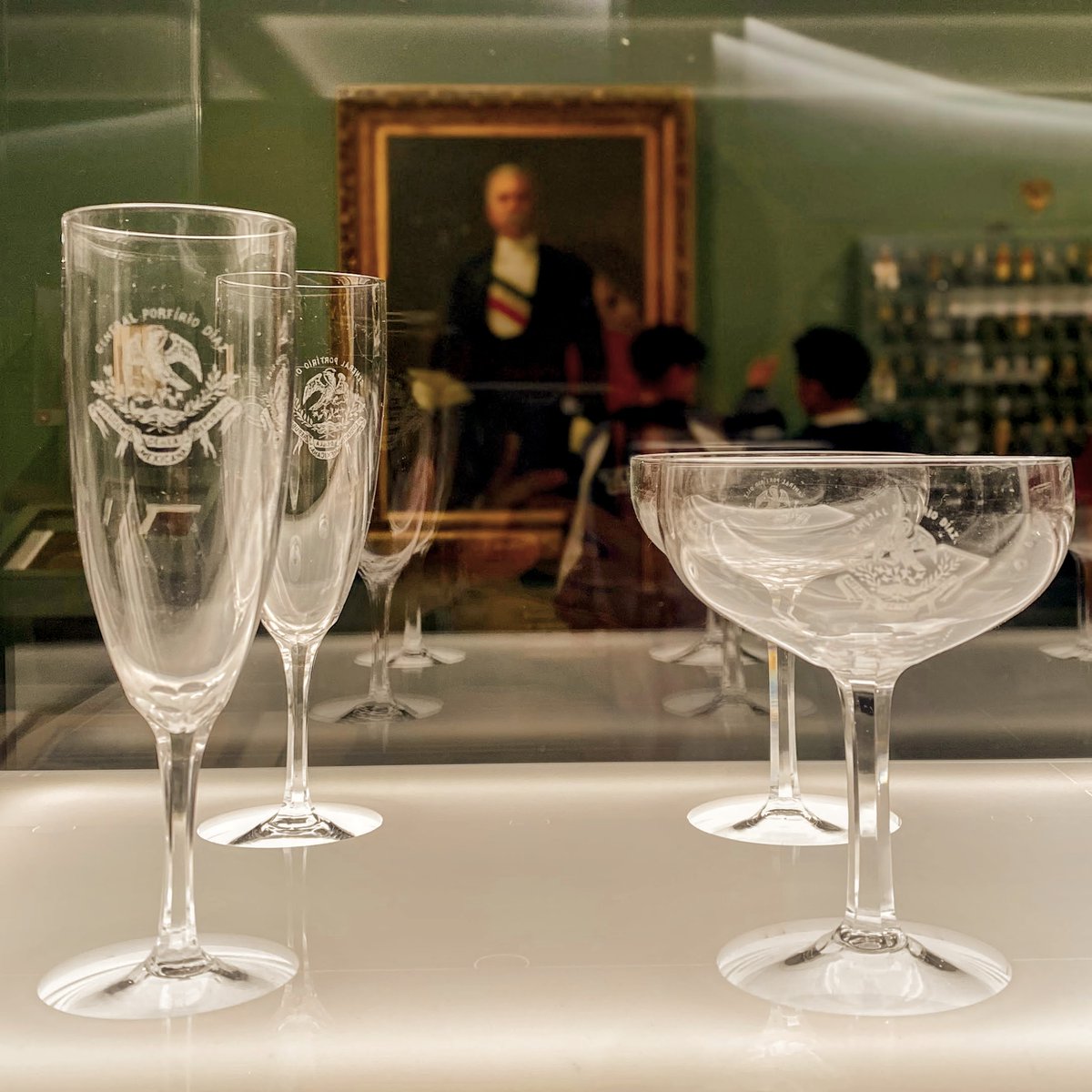 #ColecciónDelSoumaya
El servicio de mesa de Porfirio Díaz fue testigo del centenario de la Independencia🇲🇽.
Platos, copas y juegos de café forman parte de esta colección que puedes conocer este #FinDeSemana en la sede de Plaza Carso.