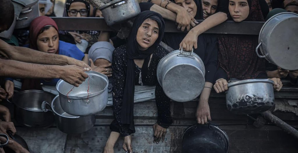 اللهمَّ إنّ الأرض قد ضاقتْ،
وامتلأتْ بأنين المقهورين المظلومين
ولا ناصر لهم إلا أنت!
فبقدرتك التي لا تُغلب،
وبجبروتك الذي لا يُرد،
أرنا في الصهاينة الطغاة المجرمين بأسك الذي لا يُصد ولا يُرد، ولا يقدر على دفعه أحد"
#غزه_تموت_جوعاً #غزة_الفاضحة
#غزه_تموت_جوعا