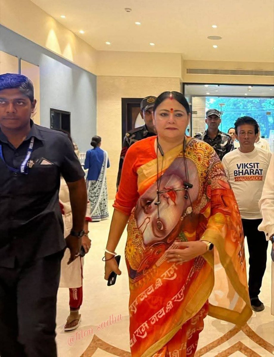 BombagorerRani's tweet image. অগ্নিমিত্রা পালের শাড়ি তে ভগবান রামের ছবি, তাও আবার উল্টো।
কুচির কাছে রাম নাম যাতে হাঁটতে গেলেই পা ঠেকে।
তবুও কারোর হিন্দুত্বে সুড়সুড়ি লাগবে না।
ভাবুন যদি এই কাজটাই কোন বিরোধী নেত্রী করতেন।