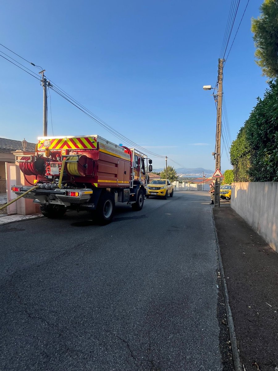 XWiik's tweet image. 🔥Quartier Antibes Activités :
À 18h30, un feu s’est déclaré sur l’A8 au droit de la Corniche Valmar
👉🏼à l’origine : un camping-car en feu 🚐🔥
Grâce à une attaque rapide et massive 🚒 le pire a été évité !
✅ Moyens engagés :
👨🚒 @sdis_06 sur l’A8 et la Corniche
🚕Patrouille…
