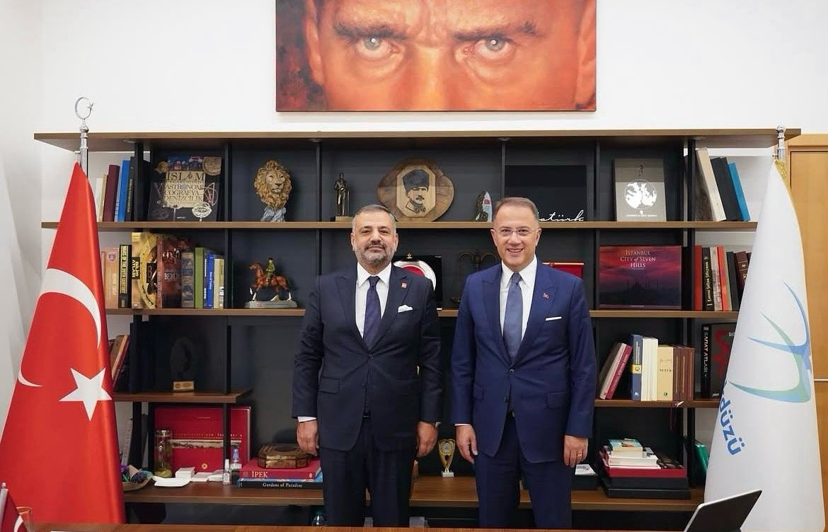 Hakkında mahkumiyet kararı bulunmayan, tutuklama şartları oluşmadığı halde tutuklanan Beylikdüzü Belediye Başkanımız Mehmet Murat Çalık'a yapılan artık düşman hukukunu aşmış, maalesef eziyet boyutuna ulaşmıştır. 

Avukat görüşünde görmüştüm en son kendisini, size de daha önce