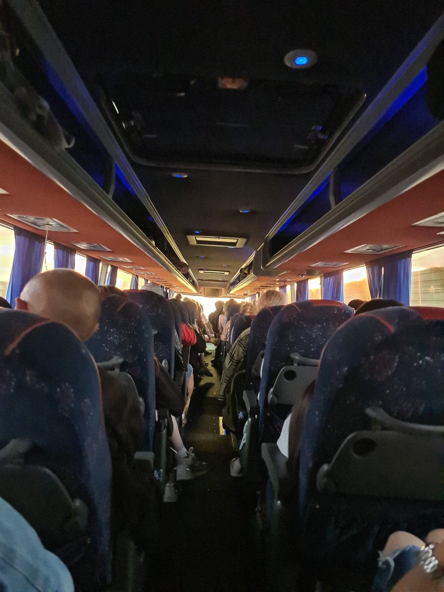 Ich sitze gerade im Bus von Lviv nach Berlin (Das wird wohl eine 18-Stunden-Fahrt).

Und neben mir im Bus sitzt eine Frau aus Charkiw mit ihren beiden Jungs, die auch nach Berlin will.
Ich frage, sie ob sie dort Freunde ider Familie hat.
Nein, schreibt sie, ich kenne dort