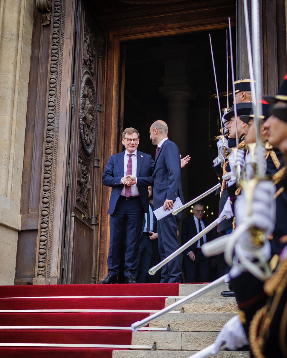 Cher <a href="/jnbarrot/">Jean-Noël Barrot</a>, merci pour l’excellent échange et ton hospitalité! 🇩🇪 &amp; 🇫🇷 stehen bei den zentralen Herausforderungen Seite an Seite: sicherheits-, wirtschaftspolitisch und ganz besonders in gemeinsamer Verantwortung für ein starkes Europa. 1/4