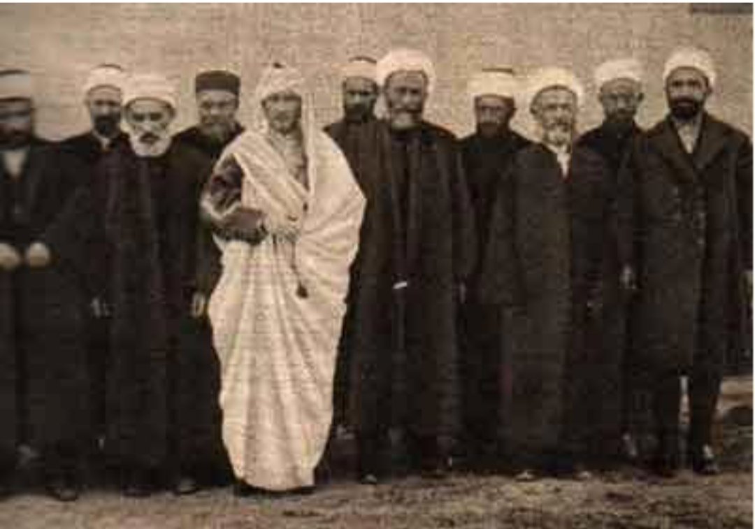MEFKURE HATIRASI
1920 yılına ait Mustafa Kemal Paşa'nın "Mefkure Hatırası" olarak imzaldığı bu fotoğrafta Mustafa Kemal Paşa dışında fotoğraftakilerin tamamı tarikat şeyhleridir.

1920 yılında M.K. paşa'nın ülküsü amacı neydi ki, bu fotoğrafı Mefkure Hatırası olarak imzalamıştır