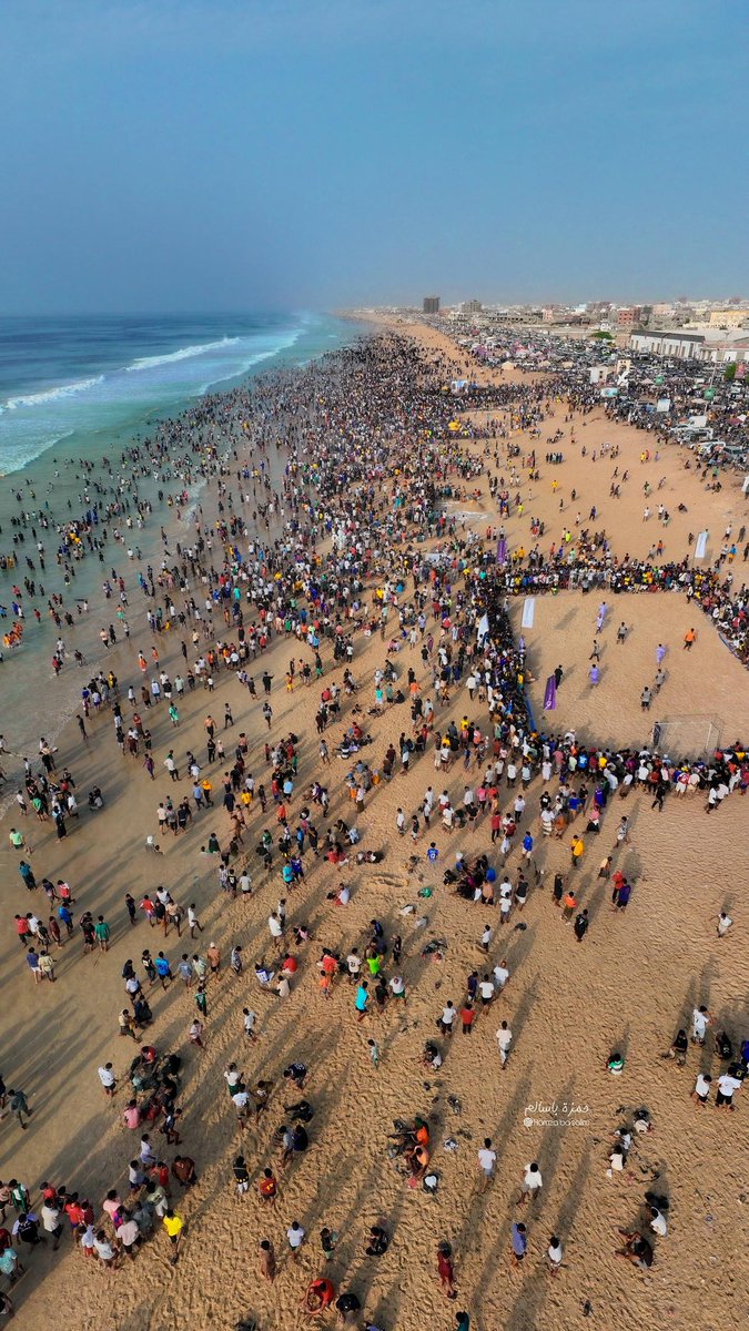 شاطئ شارع الستين بمدينة المكلا حضرموت صباح اليوم الجمعة  ..
الآلاف يستمتعون بالمياه الباردة والأجواء المنعشة  في نجم البلدة ( من 15_28 يوليو )  في ظاهرة فلكية حصرية على شواطئ حضرموت . حيث تهبط درجة حرارة مياه البحر إلى مادون ال15 درجة مؤوية .
.
