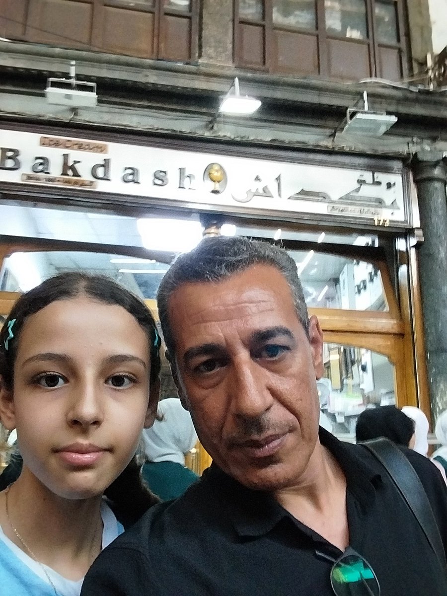 yaser_atrash's tweet image. في دمشق الشام
مددتُ نحوكِ عين القلب واليدّا
عسى أقبّل منك الثغر والخدّا
فبللت نفحات الياسمين دمي
حتى ظننتُ السما قد أمطرت وردا
يا شام يا درجاً للمجد يسبقهُ
ما عدّكِ المجد إلا أخطأ العدّا
فالمجد أوله في قاسيون بدا
وفي هوى بردى قد أنجز الوعدا
