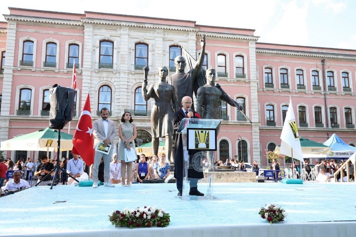 İÜHF mezuniyetleri bir muşambanın önünde değil, önceki senelerdeki gibi Rektörlük ile Atatürk ve Gençlik Anıtı’nın önünde yapılmalıdır. 2025 mezuniyetindeki hatalı uygulama 2026’da terk edilmelidir.