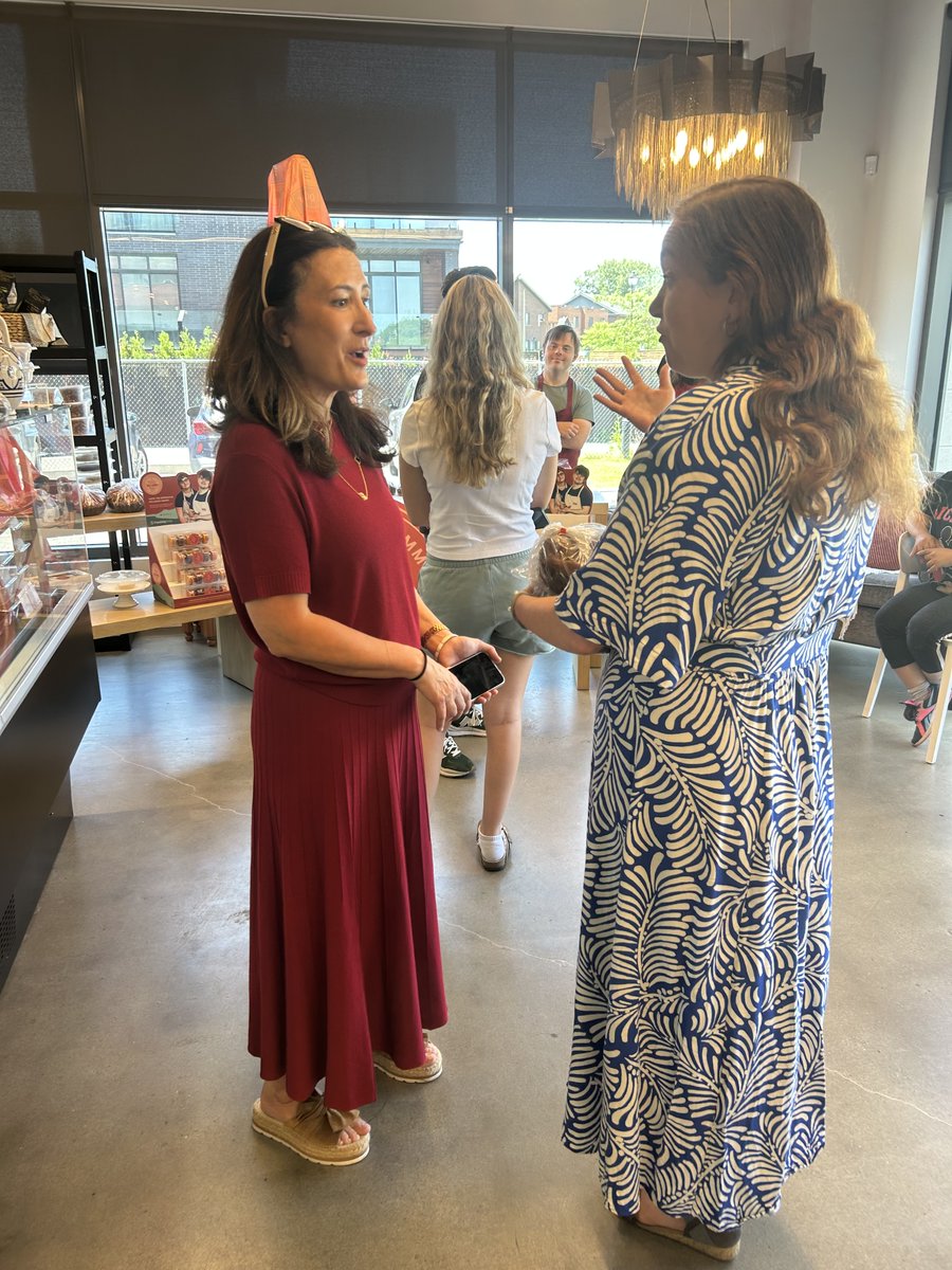elisabethprass's tweet image. Aujourd’hui, j’ai eu le plaisir d’assister à l’événement pop-up Fin Gourmet & Boulangerie De la Mie — et c’était absolument délicieux! 🍰
Félicitations aux équipes de Fin Gourmet et Boulangerie De la Mie pour défendre cette incroyable initiative sociale qui donne aux jeunes…