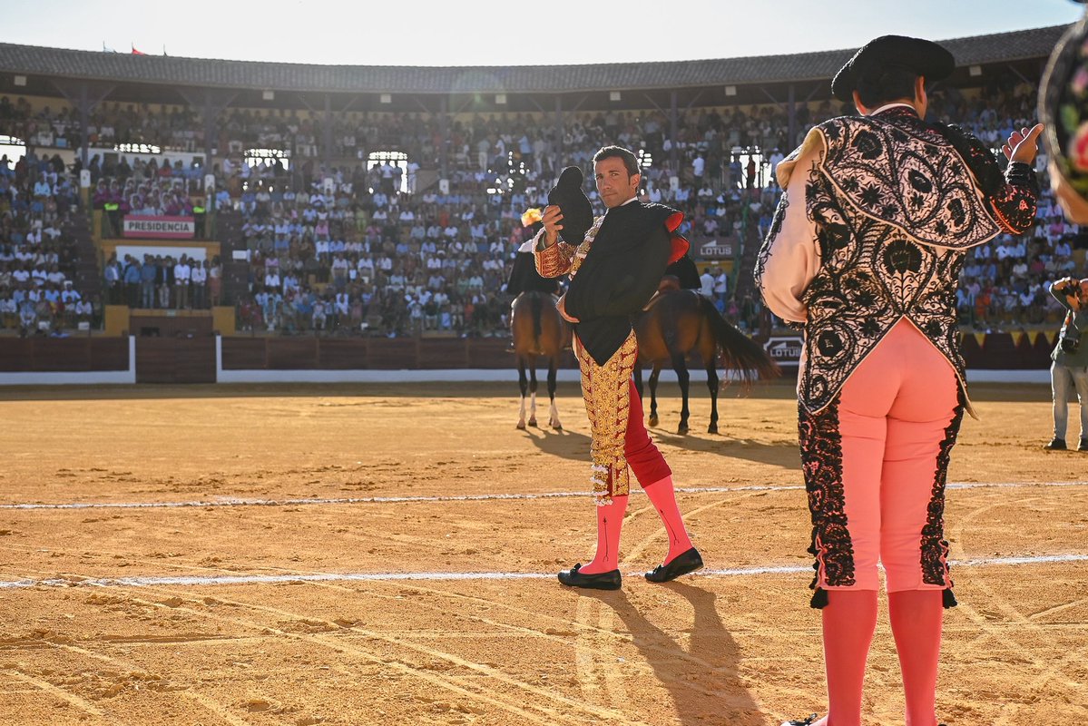 📍 𝐋𝐢́𝐧𝐞𝐚 𝐝𝐞 𝐥𝐚 𝐂𝐨𝐧𝐜𝐞𝐩𝐜𝐢𝐨́𝐧

Comienza la tarde de la Línea de la Concepción con gran ambiente en los tendidos 🍀

David de Miranda torea en 3º y 6º lugar. 

#DeMiranda25
