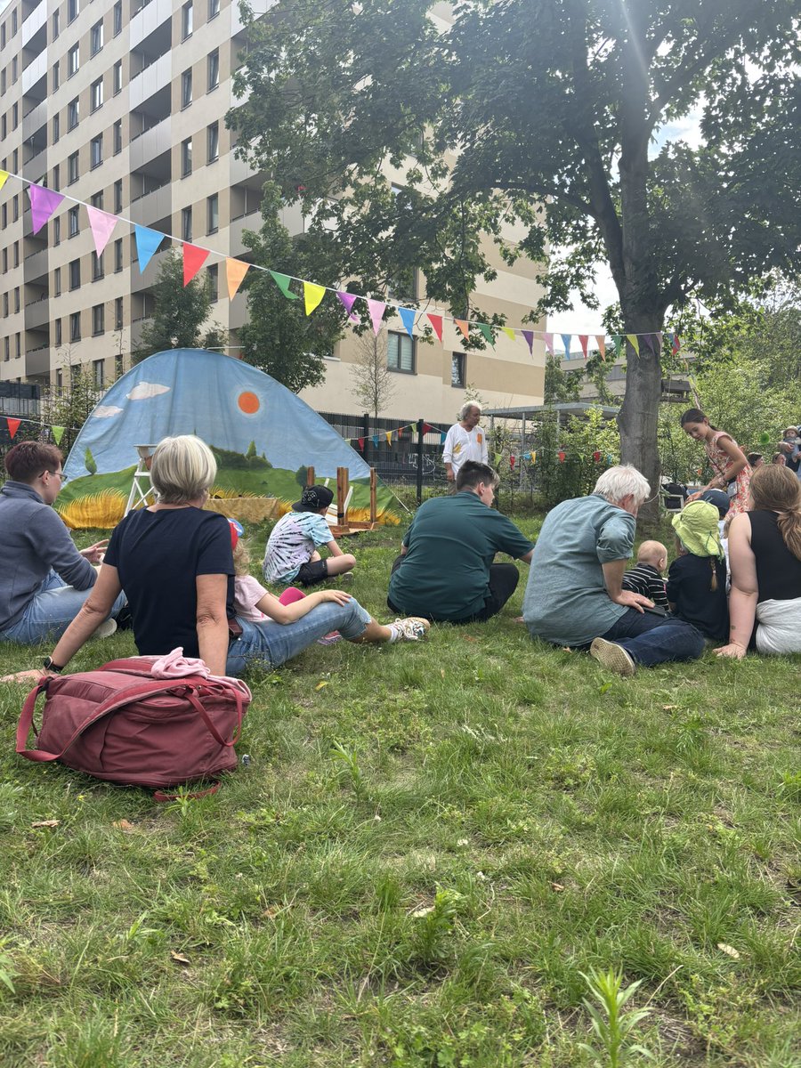 inesschwerdtner's tweet image. Statt mir Friedrich Merz nichtssagende Pressekonferenz anzuhören, war ich heute auf verschiedenen Sommerfesten in Lichtenberg und habe mit sozialen Trägern über drohende Kürzungen und Sanktionen gesprochen. War eindeutig besser so!