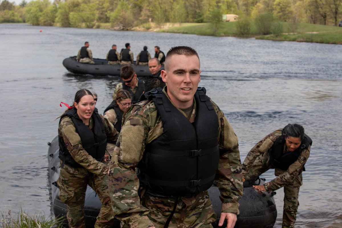 USArmyReserve's tweet image. Army Reserve Best Squad competitors return to shore during the helocast event at Fort McCoy, Wisconsin, May 15, 2025.
📸: Staff Sgt. Mikayla Fritz
