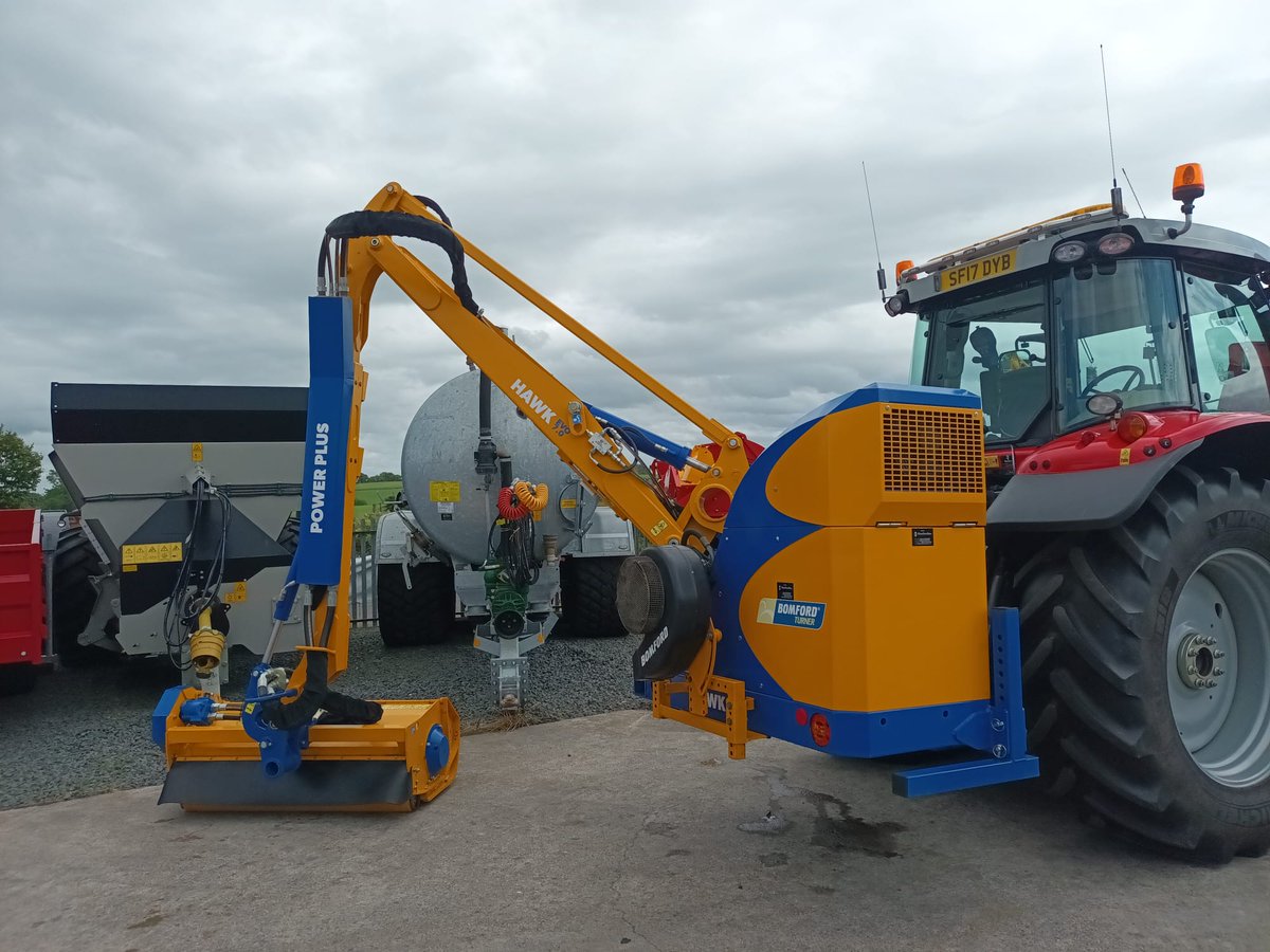 Nice upgrade for Wm H Drummond &amp; Son at Broadyards Farm – now running a Bomford Hawk 7m Power Plus hedgecutter with 1.2m Pro-Cut head! ✂️🌾
Thanks to Ashley from Bomford for the setup support. Best of luck to the Drummonds with all their customers! 👨‍🌾
#Bomford #Hedgecutter
