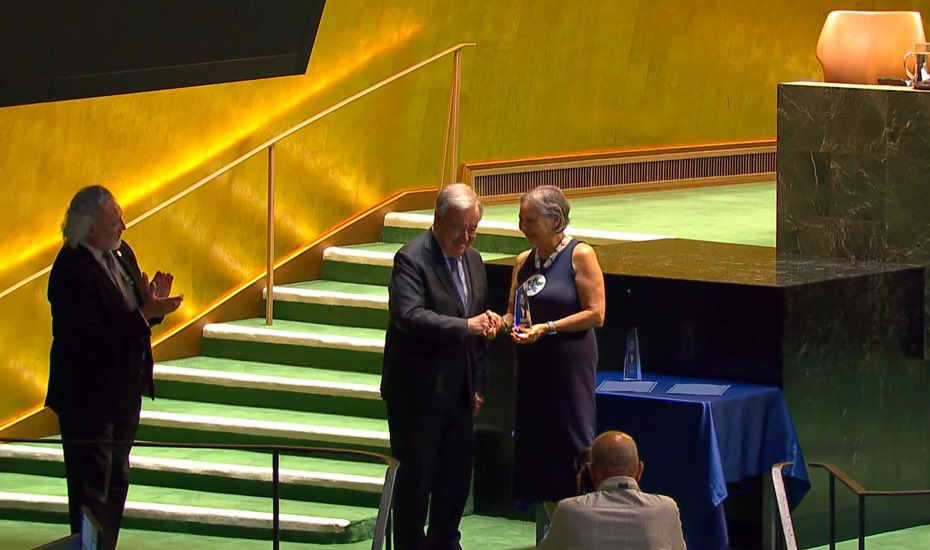 Toutes nos félicitations à Brenda Reynolds, première Canadienne à recevoir le prix Nelson Mandela des Nations Unies! Son engagement indéfectible envers la santé, les droits et le mieux-être des communautés autochtones incarne l’héritage de justice et d’humanité de Mandela. 🇨🇦🇺🇳