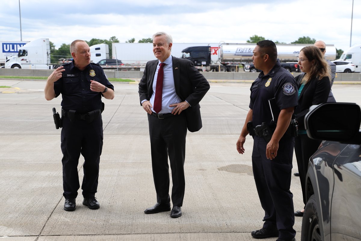DFODetroit's tweet image. We were honored to host U.S. Consul General Baxter Hunt and Chief of Political and Economic Affairs Kristen Stolt at the #BlueWaterBridge in #PortHuron yesterday. It was a great opportunity for both parties to gain firsthand insight and strengthen cross border collaboration.