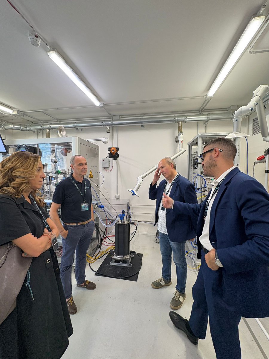 fabriziobenzoni's tweet image. Oggi in visita all’Enapter di Pisa, un’azienda innovativa che ha brevettato dei mini impianti in grado di produrre idrogeno tramite elettrolisi, una tecnologia completamente green, senza emissioni di CO₂, con importanti applicazioni nella siderurgia e nel settore…