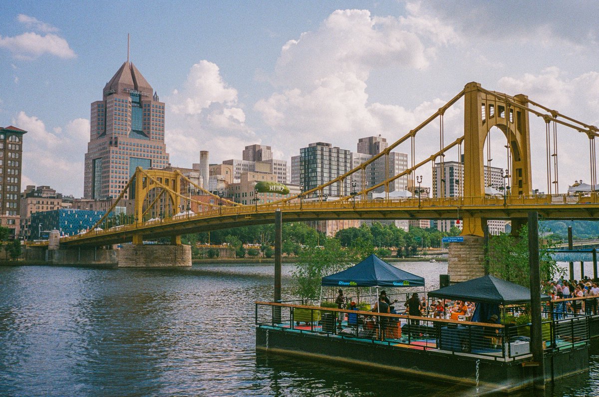 DaveDiCello's tweet image. I know that Picklesburgh has come and gone, but I just got some film scans back from my visit there last week and wanted to share as it was a picture perfect day in #Pittsburgh. All shot on an Olympus Stylus EPIC with Kodak Gold 400...one of my favorite combos.