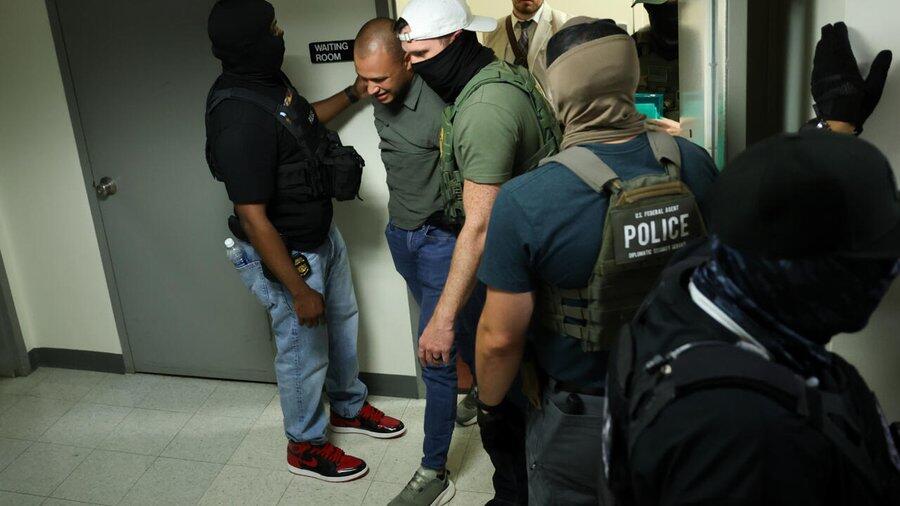 L'important (@limportant_fr) on Twitter photo Masqués, armés: des agents américains arrêtent des demandeurs d'asile à l'issue d'audiences «pièges» à New York limportant.fr/infos-monde/3/… <a href="/FayeGillette/">Isabelle Gillette-Faye</a> Masqués, armés: des agents américains arrêtent des demandeurs d'asile à l'issue d'audiences «pièges» à New York limportant.fr/infos-monde/3/… <a href="/FayeGillette/">Isabelle Gillette-Faye</a>