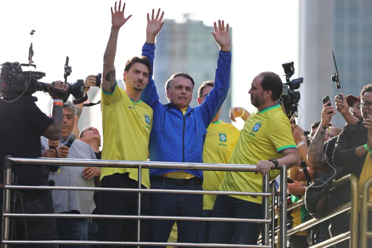 bolsonaro__jr's tweet photo. Pai, estou contigo!

Hoje mais do que nunca, quero te dizer que tenho orgulho da tua coragem, da tua trajetória e da forma como enfrenta cada injustiça com fé e firmeza.
Muita gente pode tentar apagar tua história, mas o Brasil sabe quem és: um homem que sempre lutou pela liberdade, pela verdade e pelo povo brasileiro.

Teu exemplo me inspira diariamente. Não estás sozinho. Milhões seguem contigo — e eu, teu filho, estarei ao teu lado em todas as batalhas.
Seguimos firmes, com Deus no comando.

Te amo, pai.
– Jair Bolsonaro Jr.