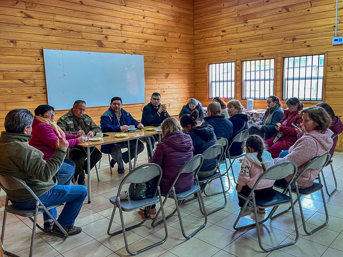 El seremiTT Pablo Joost se reunió con representantes de distintos sectores Ovejería en Osorno para conversar sobre el servicio de transporte público
👉 La instancia permitió abordar aspectos operativos, necesidades y observaciones de vecinas y vecinos.