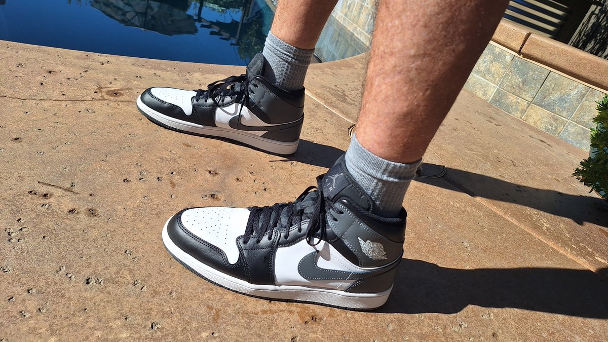 #FireFriday
#KOTD 
NIKE AIR JORDAN 1 MID
Black/Iron Grey-White 
TGIF
Friday Vibes
<a href="/jayguidos/">Jay 🤟🏿💜💛🇸🇻</a>