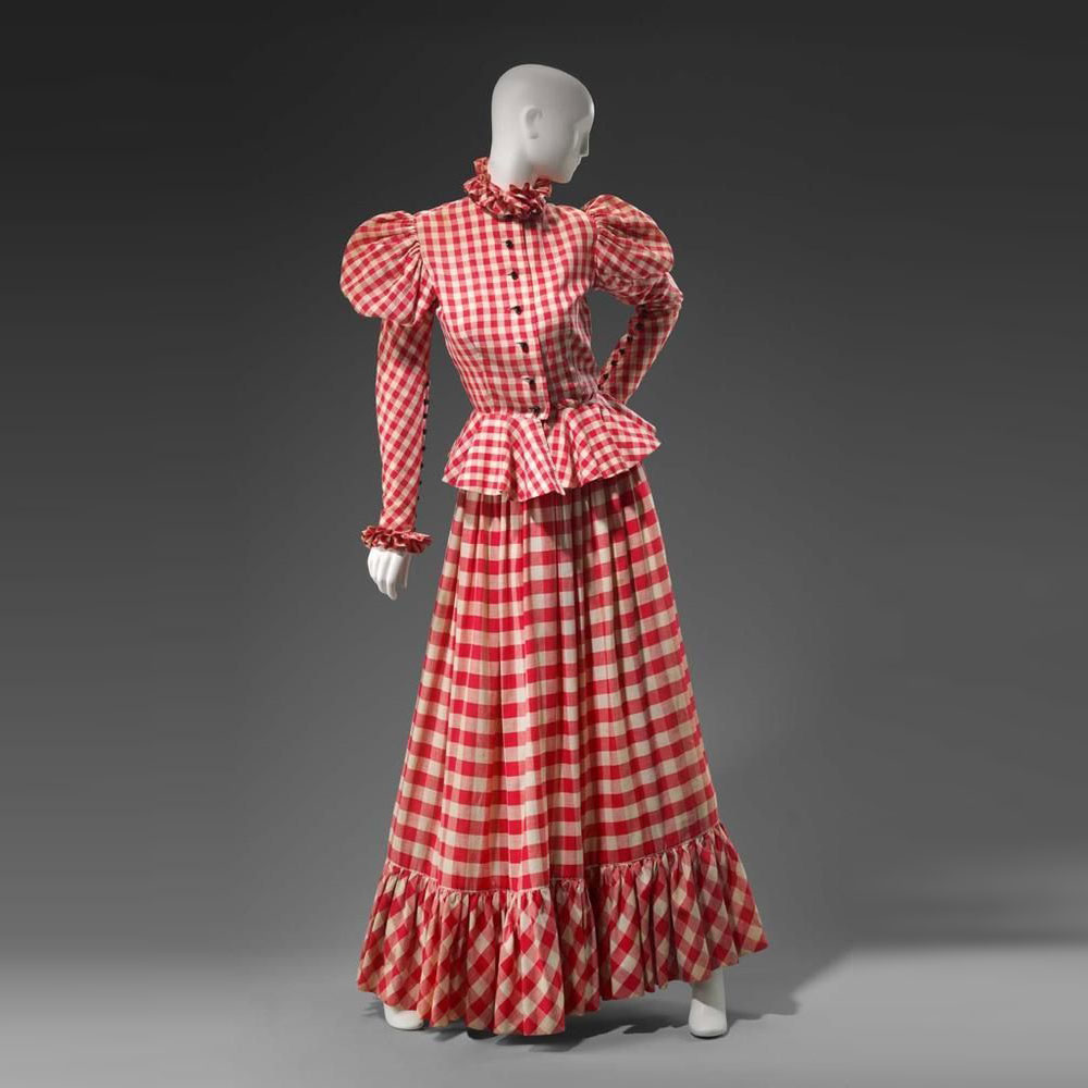 TheVFG's tweet image. This gingham ensemble by Adolfo, circa 1970, plays with nostalgia and theatricality—reimagining Edwardian silhouettes in bold red and white checks.
📷 Adolfo for Giorgio Beverly Hills
📷 Museum of Fine Arts, Boston
📷 Cotton gingham, c. 1970