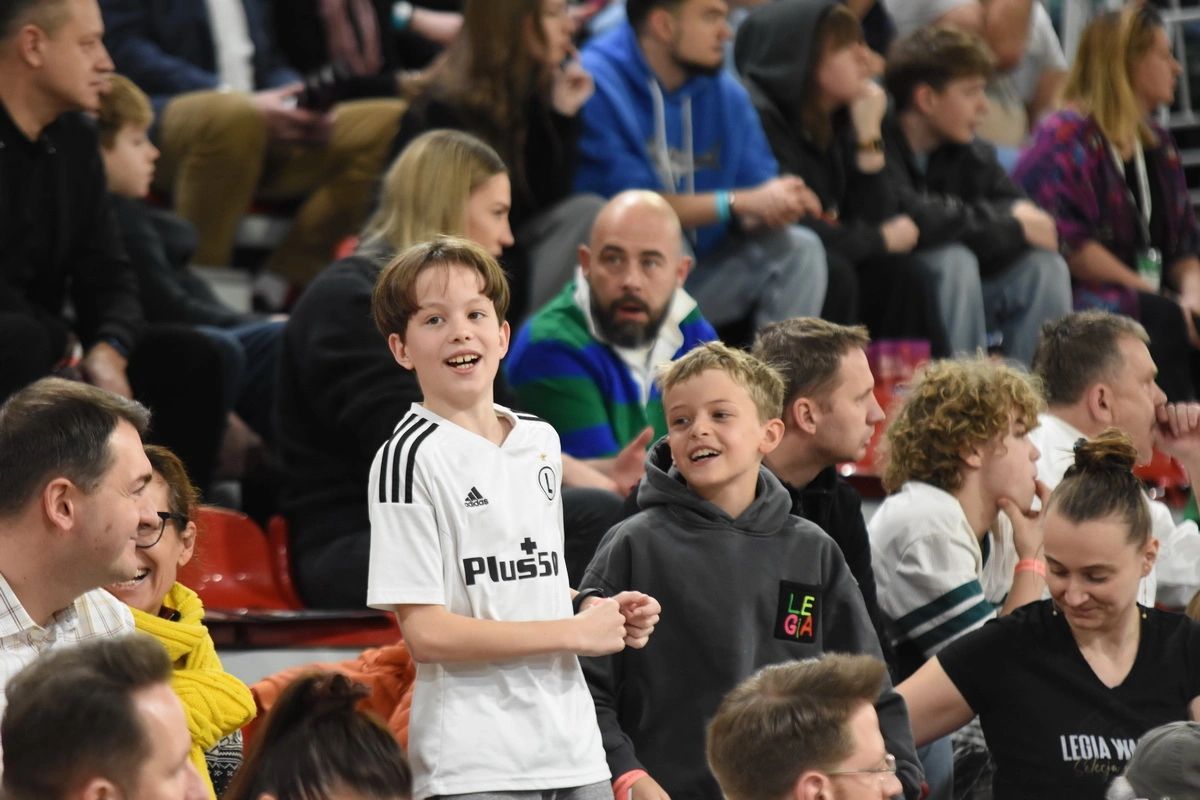 LegiaKosz's tweet image. Mali Legioniลci!๐ง
Wasze uลmiechy i doping sฤ
bezcenne! ๐ Z meczu na mecz byลo Was coraz wiฤcej i bardzo nas to cieszy!๐Dziฤkujemy, ลผe byliลcie z nami i do zobaczenia w przyszลym sezonie!โค๏ธ
#legiakosz #legiawarszawa #plkpl #basketball