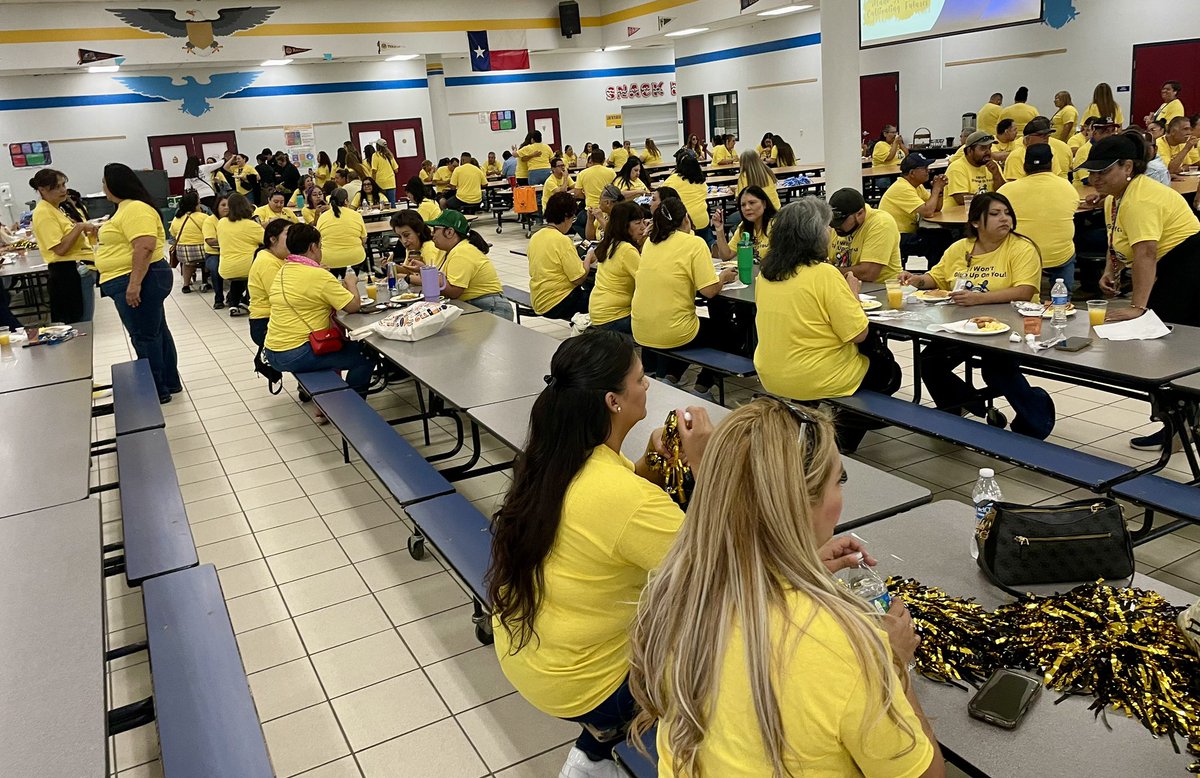 If you don’t welcome back your ENTIRE district staff like this, you might be doing it wrong‼️ 😑 🫣 Thanks <a href="/SanElizarioISD/">San Elizario ISD</a> !